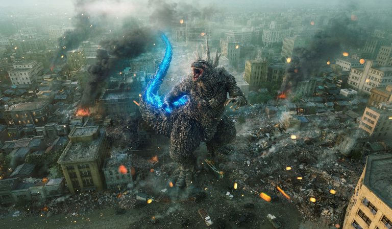 Godzilla Minus One film screenshot. Monster staat in het midden van een verwoeste stad.