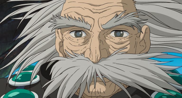 Een oude man met wit haar en een lange witte snor.